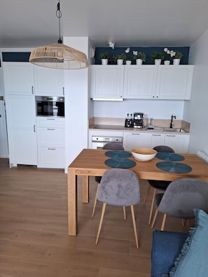 Dining - EXCEPTIONAL SEAFRONT 3* APARTMENT WITH FURNISHED TERRACE  (Agon-Coutainville)
