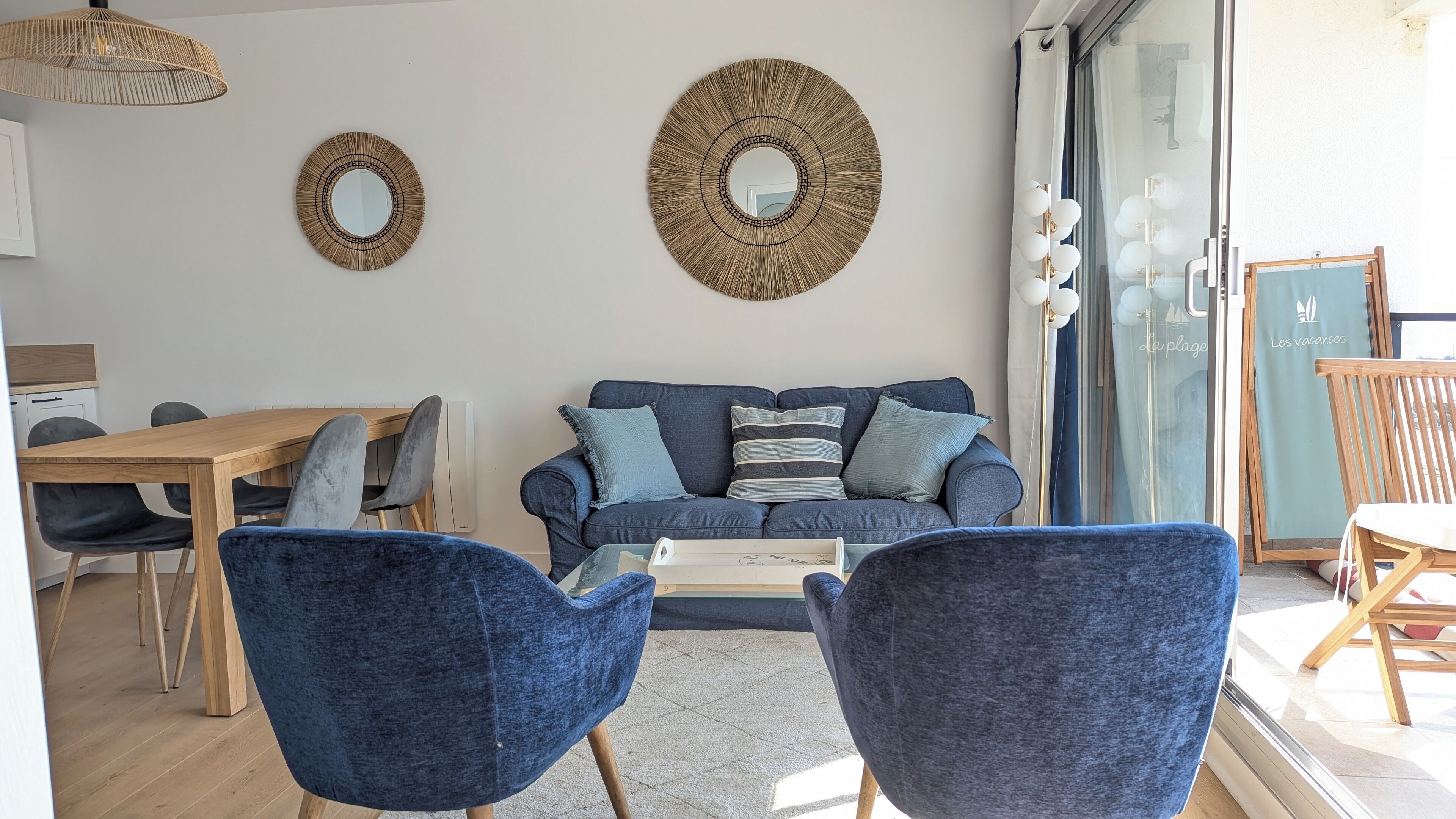 TV connectée, lecteur de DVD, livres