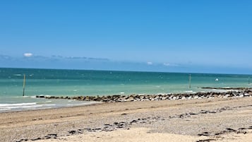 På stranden