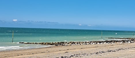 På stranden