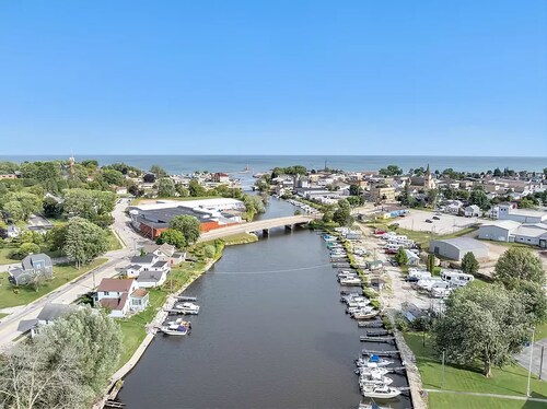 Waterfront Getaway with reserved Dock/Boat Slip on Ahnapee River Wifi