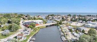 Waterfront Getaway with reserved Dock/Boat Slip on Ahnapee River Wifi