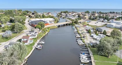 Waterfront Getaway with reserved Dock/Boat Slip on Ahnapee River Wifi