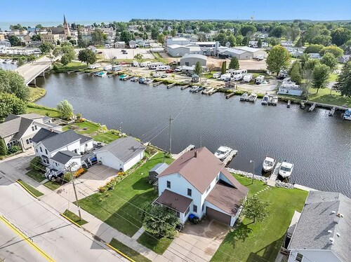 Waterfront Getaway with reserved Dock/Boat Slip on Ahnapee River Wifi