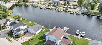 Waterfront Getaway with reserved Dock/Boat Slip on Ahnapee River Wifi