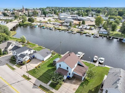 Waterfront Getaway with reserved Dock/Boat Slip on Ahnapee River Wifi