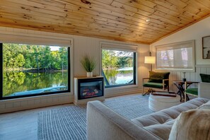 Living area - Lake Front Cabin, Media/Game Room, Kayaks, Multi-level deck--NEWLY REMODELED (Hayward)