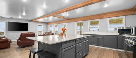 ثلاجة، ميكروويف، فرن، موقد طهي مسطح