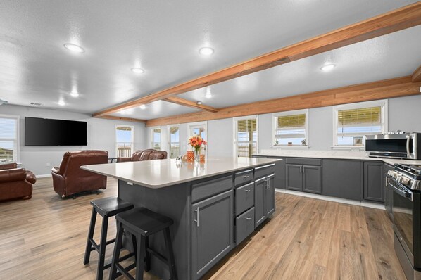 Fridge, microwave, oven, stovetop - Sportsman's Paradise: Steps away from your next adventure (Golden Meadow)