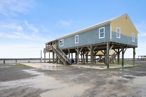 Exterior - Sportsman's Paradise: Steps away from your next adventure (Golden Meadow)