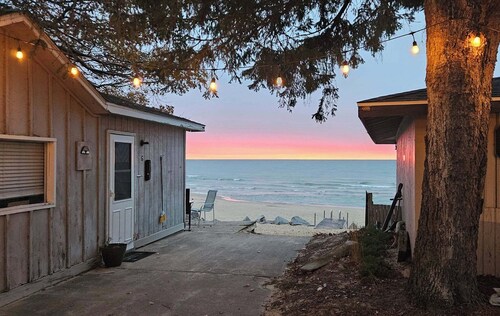 Cozy Sandpiper Cottage on Great Lake Huron