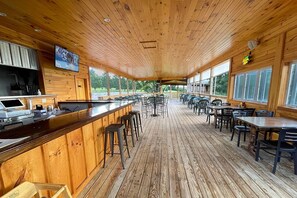 Dining - Golf, Outdoor Bar, Restaurant - The Timber Cabin (Tully)