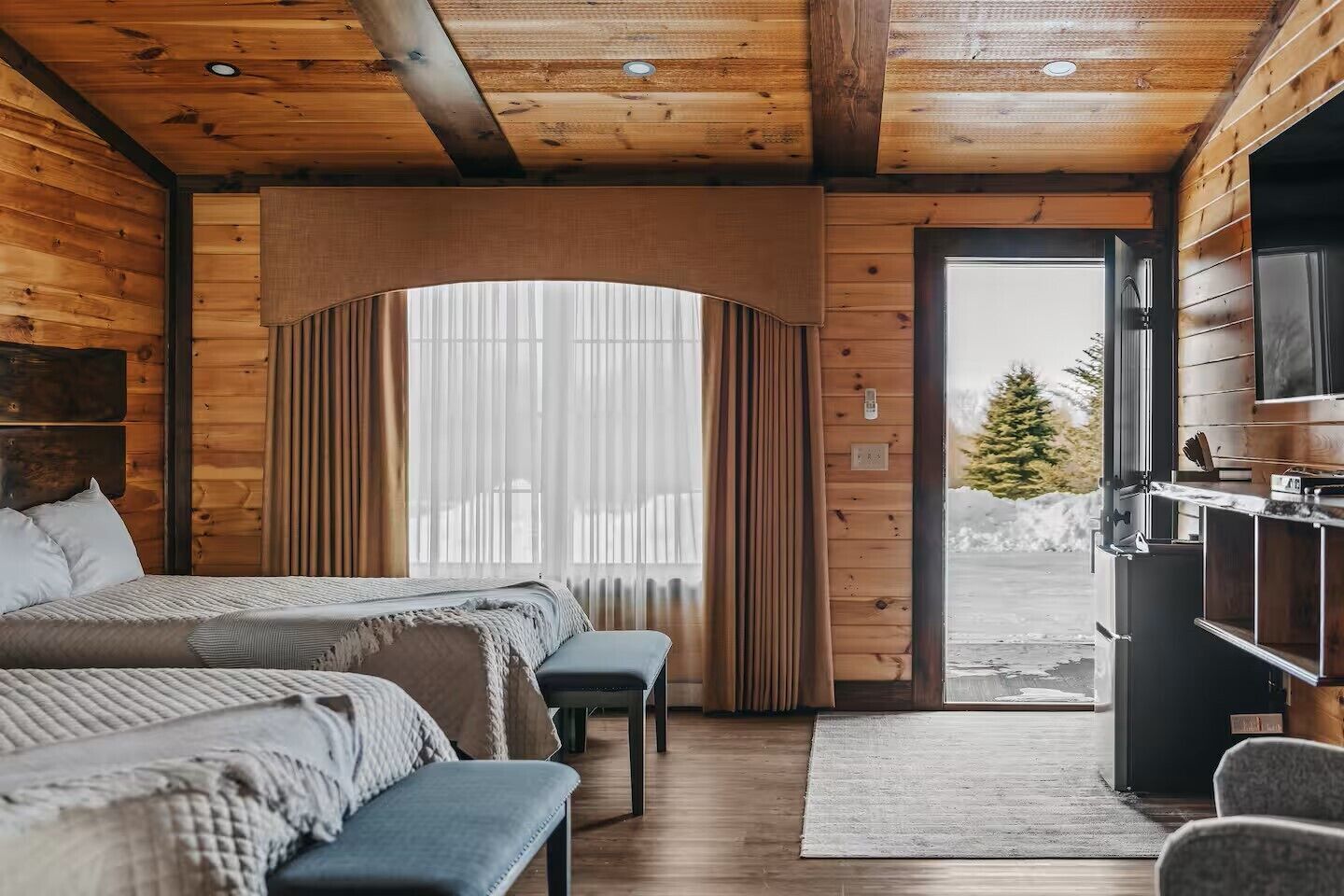 1 bedroom, desk, WiFi, bed sheets