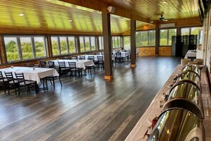 Dining - Golf, Outdoor Bar, Restaurant - The Timber Cabin (Tully)