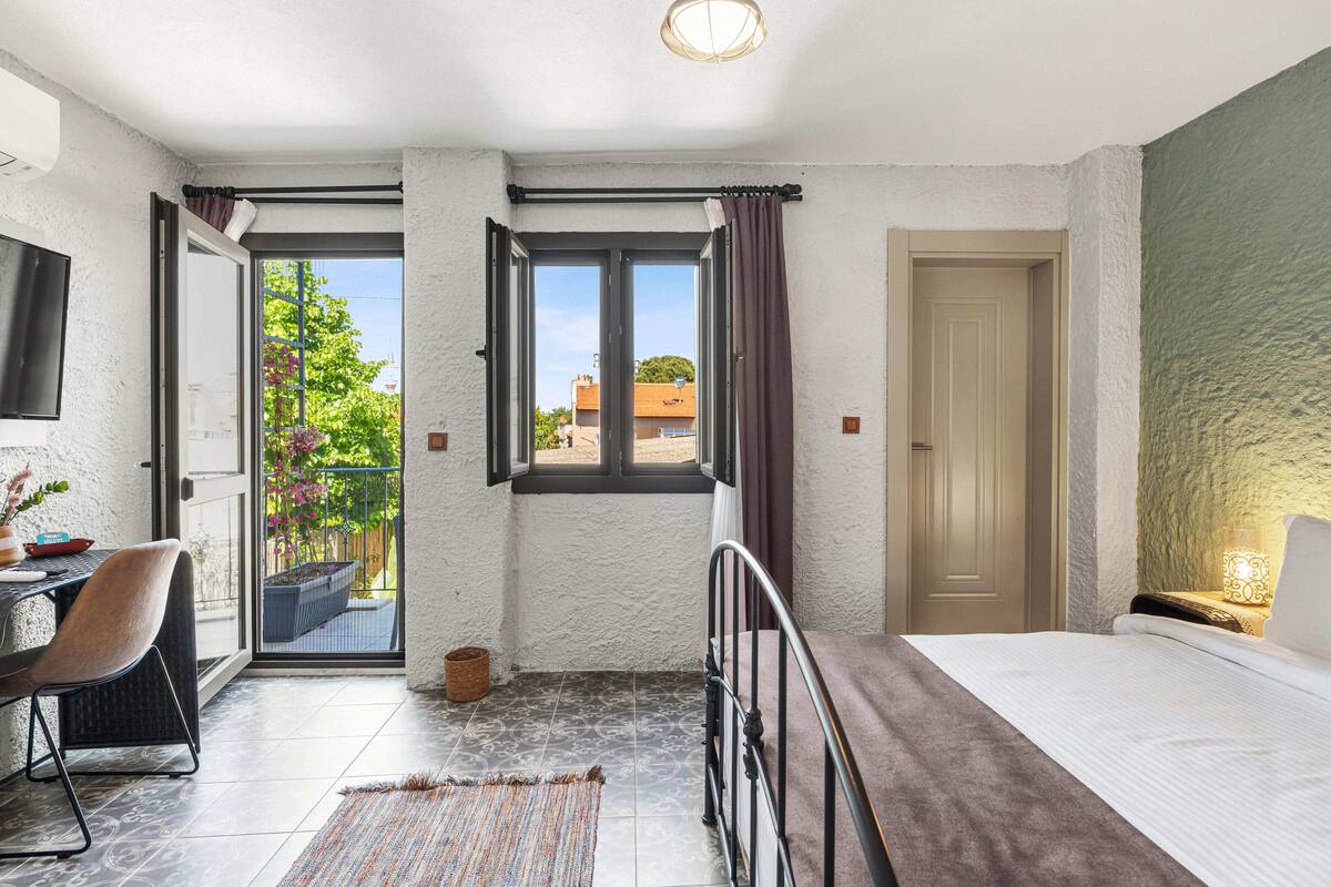 Deluxe Room with Balcony | Minibar, két bảo mật tại phòng, bàn 