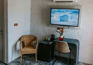 华丽客房, 庭院景观 | 客房内保险箱、办公桌、笔记本电脑工作区、遮光窗帘