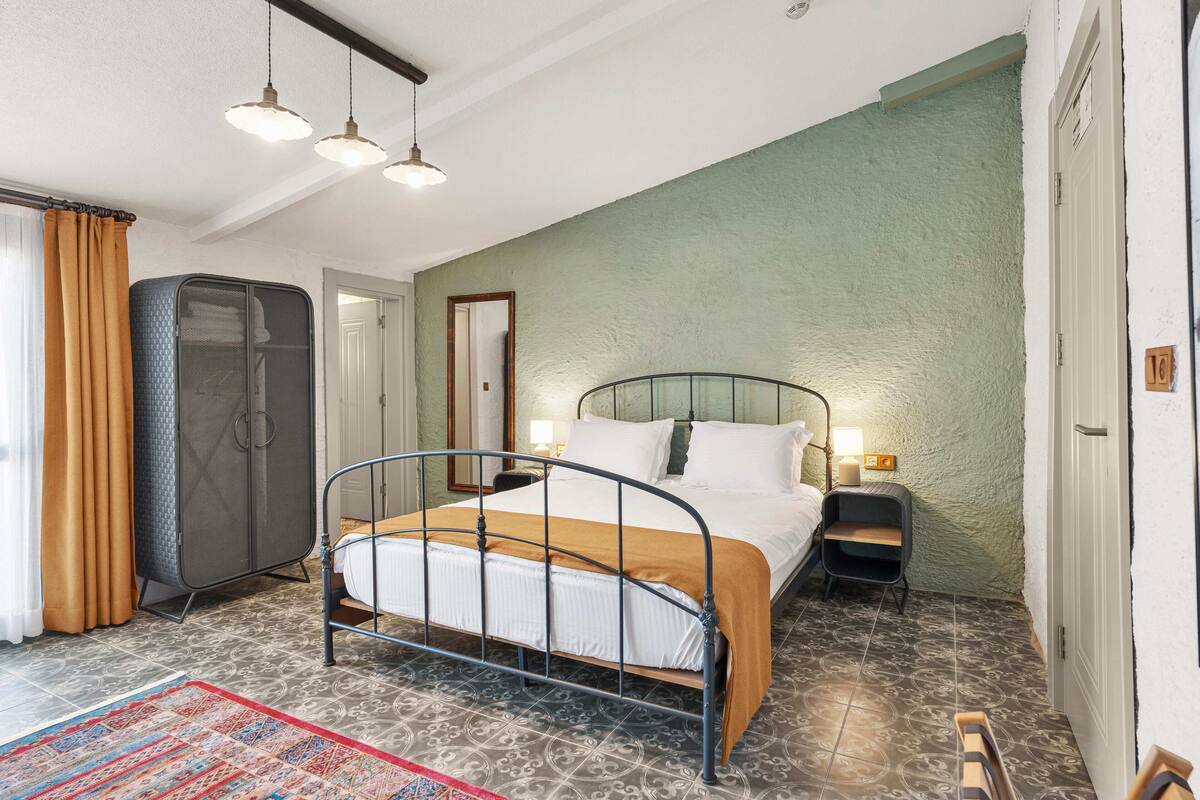 Deluxe Triple Room | Minibar, két bảo mật tại phòng, bàn 