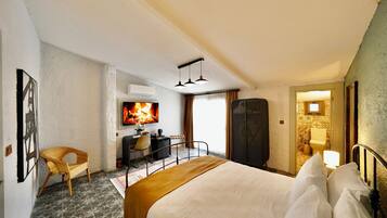 Deluxe Triple Room | In-room safe, desk, laptop workspace, blackout drapes