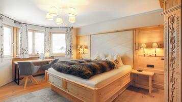 3 bedrooms, desk, iron/ironing board, travel crib