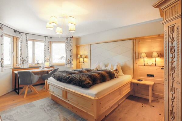 3 bedrooms, desk, iron/ironing board, travel cot