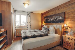 3 bedrooms, desk, iron/ironing board, travel cot