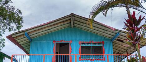 Vista frontal de la propiedad