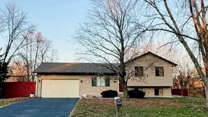 A single-story house with a garage, a front yard with a mailbox, and leaf-covered ground. - 4-bedroom home in Eagen,family friendly, centrally located with fenced backyard (Eagan)