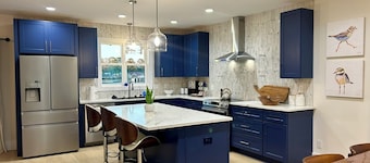 Newly Built, Modern Home Sleeps 10 on Houston Lake in beautiful Perry, GA!