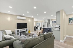 Smart TV, chimenea, futbolito y monitor de computadora