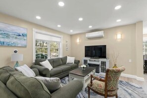 TV connectée, cheminée, baby-foot, écrans d'ordinateur