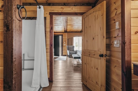 1 bedroom, WiFi, bed sheets. Golf, Outdoor Bar, Restaurant - The Tranquil Cabin