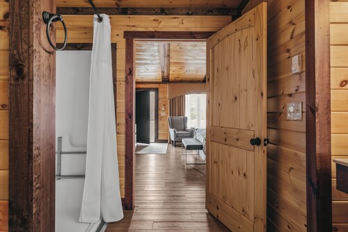 Golf, Outdoor Bar, Restaurant - The Tranquil Cabin