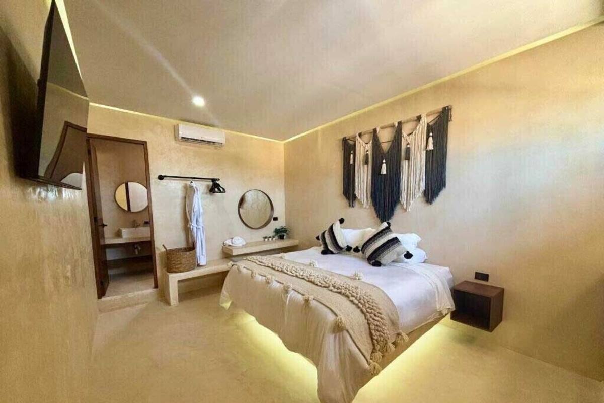 Deluxe Suite | WiFi (free), bed sheets