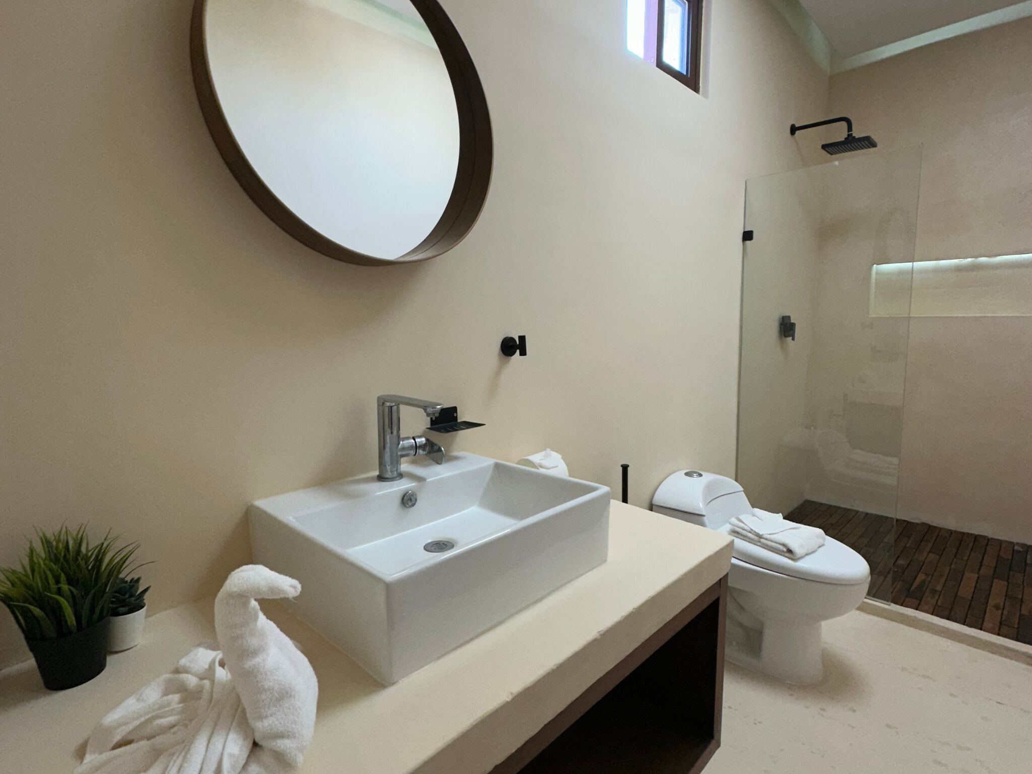 Apartment, 2 Schlafzimmer | Badezimmer | Dusche, Bademäntel, Handtücher, Seife