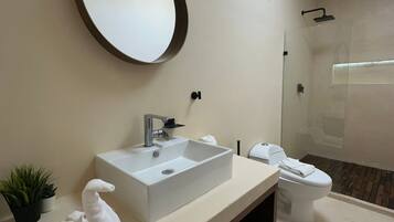 Apartment, 2 Schlafzimmer | Badezimmer | Dusche, Bademäntel, Handtücher, Seife