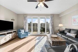 Condo, 1 cama King size y sofá cama (Laketown Wharf 713- Our Lil Sea-cret) | Área de sala de estar | Televisión 