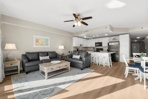 Appartamento, 1 letto king con divano letto (Laketown Wharf 713- Our Lil Sea-cret) | Area soggiorno | TV