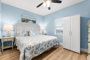 Condo, 1 cama King size y sofá cama (Laketown Wharf 713- Our Lil Sea-cret) | 1 habitación y wifi 