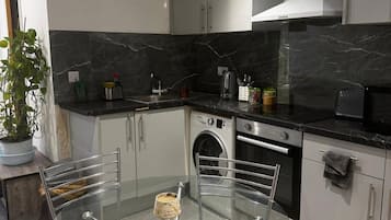 Casa | Cucina privata | Frigorifero, microonde, forno, piano cottura