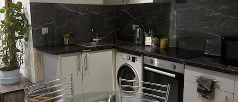 Casa | Cocina privada | Refrigerador, microondas, horno y parrilla de estufa