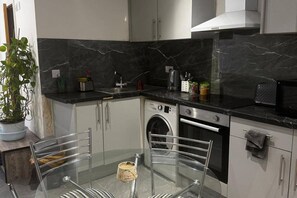 Hus | Eget kjøkken | Kjøleskap, mikrobølgeovn, ovn og kokeplater