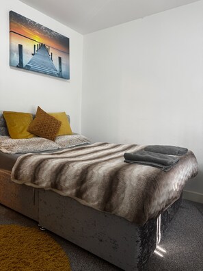 3 chambres, fer et planche à repasser, Wi-Fi gratuit, draps fournis