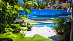 A pool area with lounge chairs and a view of the ocean. - Chris Home for 20 Guests - Private Pool & Jacuzzi (Ensenada)