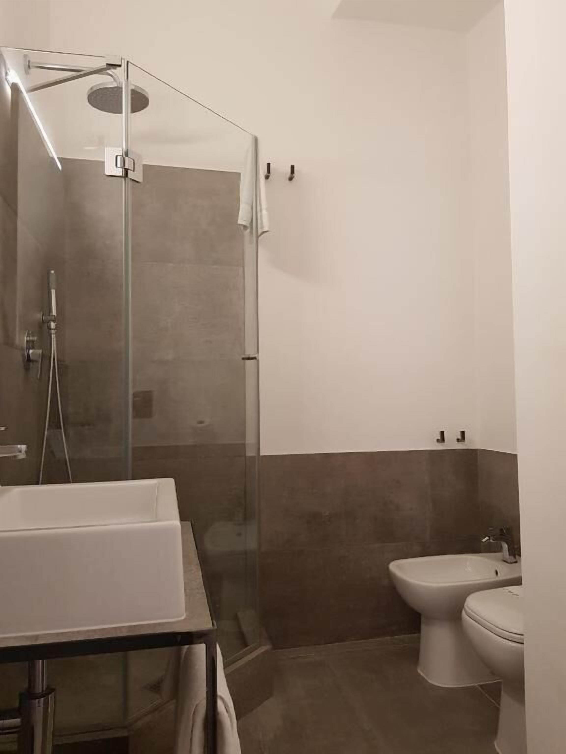 Comfort-Doppelzimmer | Badezimmer | Dusche, Haartrockner, Bidet, Handtücher