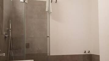 Comfort-Doppelzimmer | Badezimmer | Dusche, Haartrockner, Bidet, Handtücher