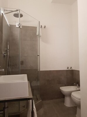 Comfort Double Room | Bathroom | Shower, hair dryer, bidet, towels