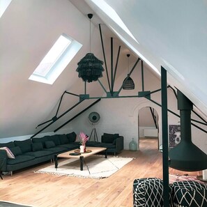 Téléviseur connecté, table de baby-foot, table de ping-pong, livres