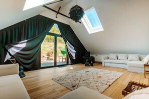 Téléviseur connecté, table de baby-foot, table de ping-pong, livres