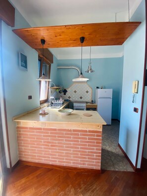 Oven, stovetop, coffee/tea maker, cookware/dishes/utensils