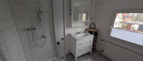 Doccia, asciugacapelli, asciugamani, sapone